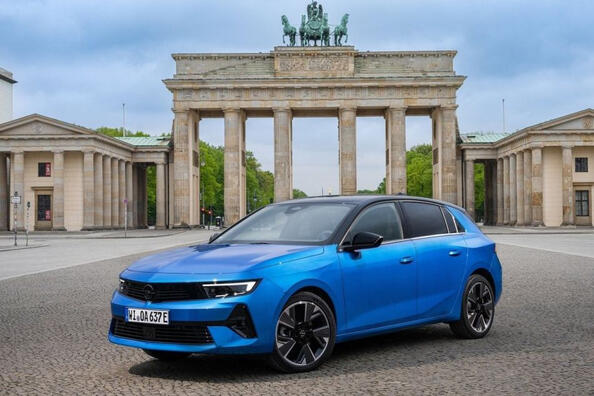 Electric compact hatchback Opel Astra Electric Photo 2