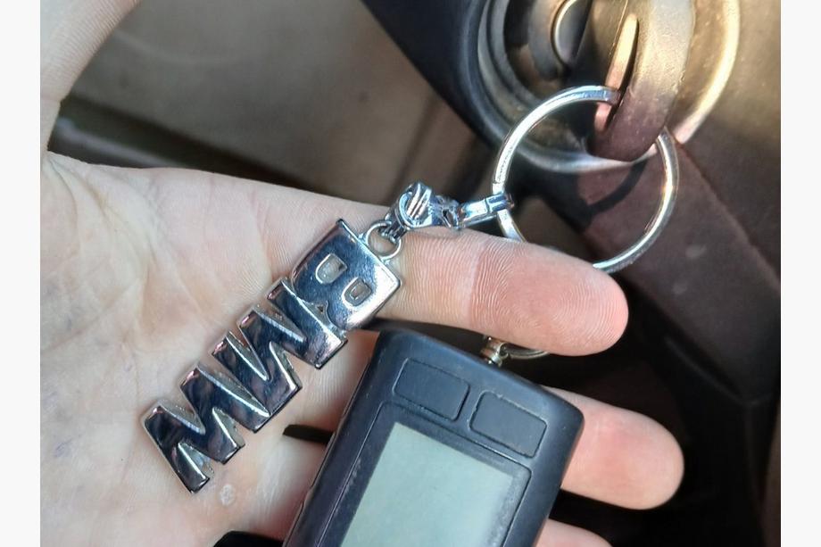 BMW Metal Keychain with BMW Logo Image