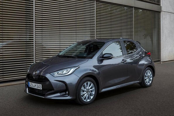 Review of the city hatchback Mazda 2 Hybrid Photo 2