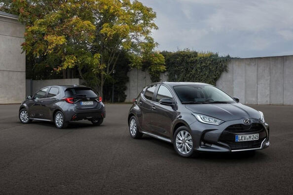 Review of the city hatchback Mazda 2 Hybrid Photo 3