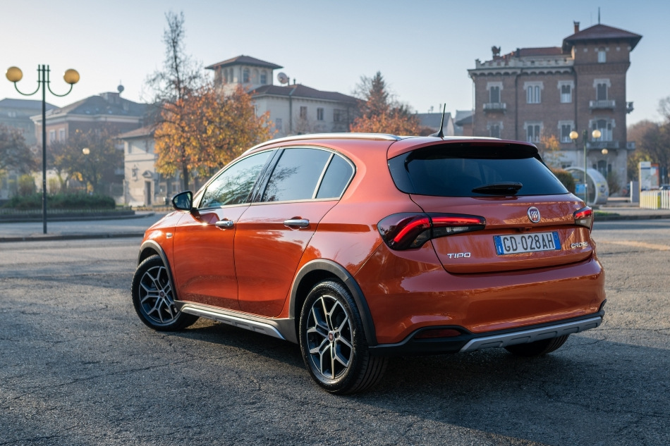 Overview of the crossover hatchback Fiat Tipo Cross