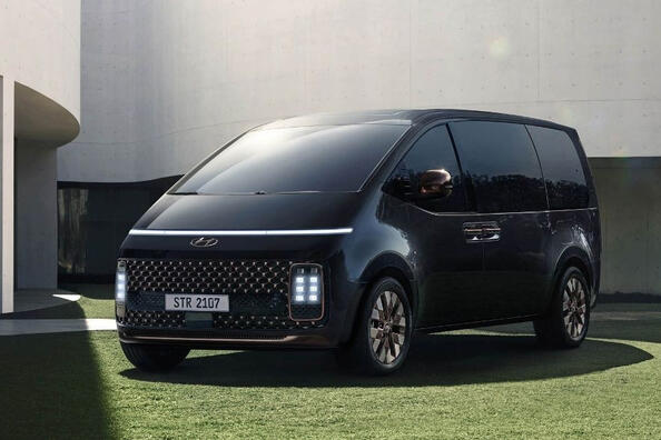 Hyundai Staria minivan review Photo 2