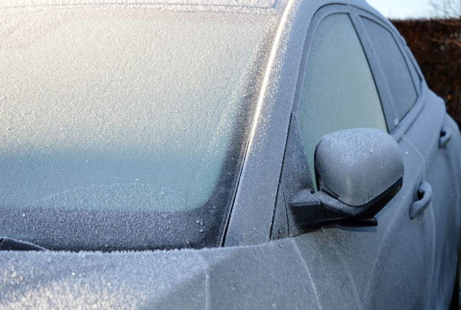 How to quickly and safely get rid of ice on the car glass?