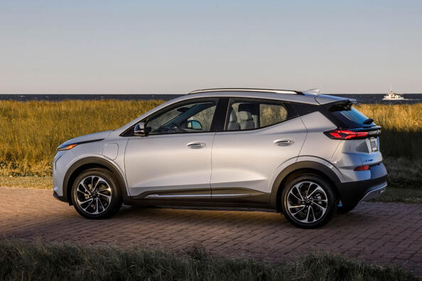 Chevrolet Bolt EUV electric crossover Photo 2