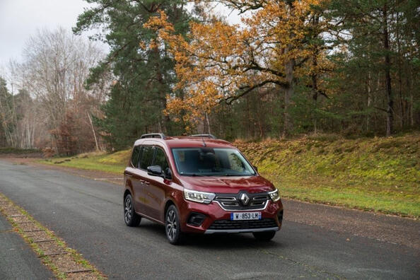 Review of electric minivan Renault Kangoo E-Tech Photo 4