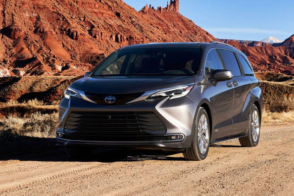 Review of the fourth generation Toyota Sienna minivan Photo 3