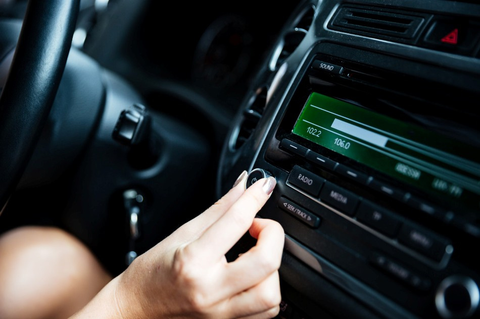 How to improve the sound of the audio system in the car?