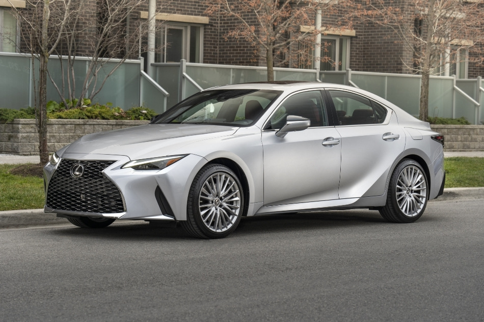 Review of the updated sedan Lexus IS