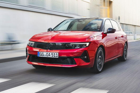 Overview of the compact hatchback Opel Astra of the sixth generation Photo 4
