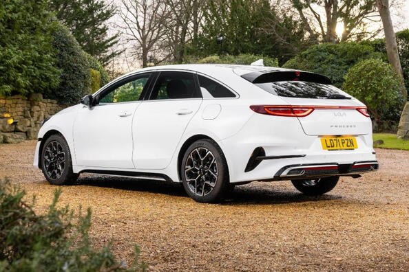 Review of the restyled version of the KIA ProCeed station wagon Photo 4