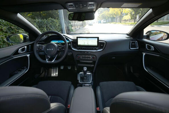 Review of the restyled version of the KIA ProCeed station wagon Photo 5