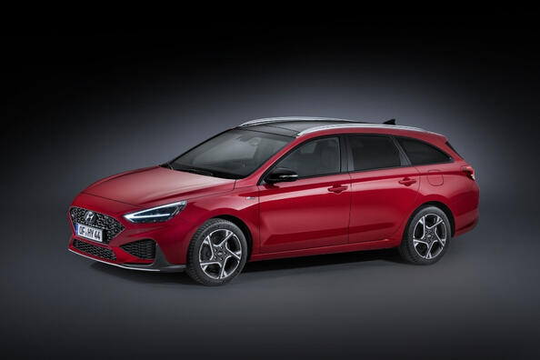 Review of the updated station wagon Hyundai i30 Wagon Photo 1