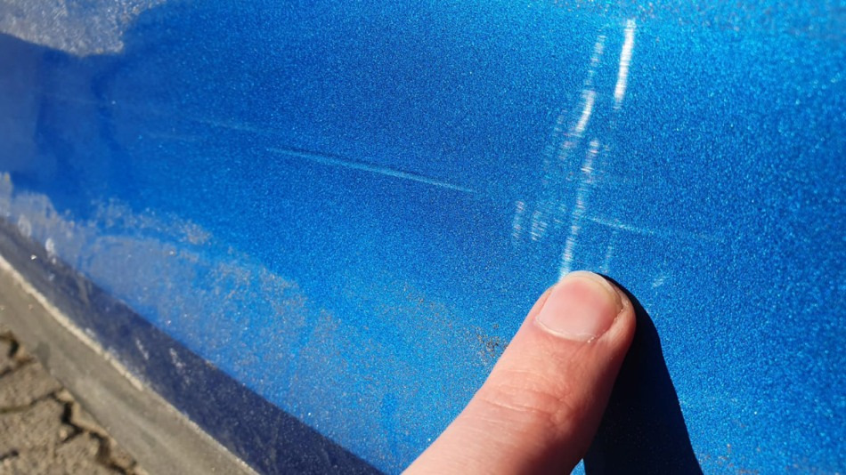 How to remove scratches on the car body?