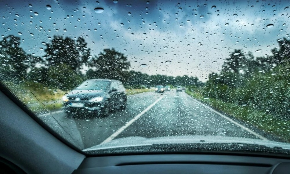 How to avoid an accident on a wet road: some tips