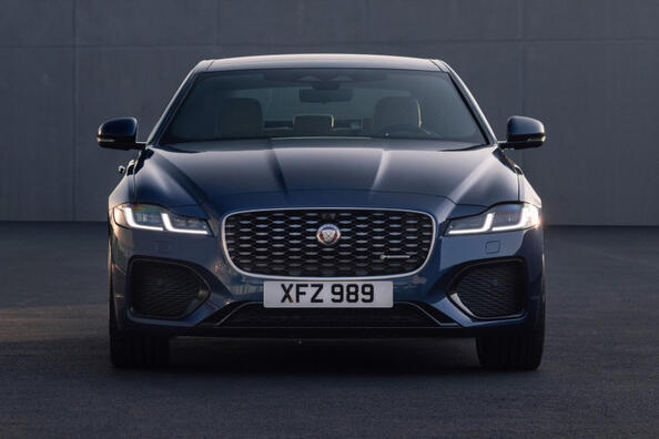 Premium sedan Jaguar XF: luxury in the details