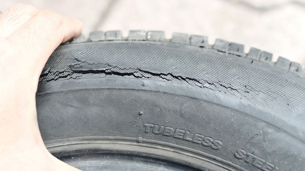 Tire cracks: to sound the alarm or not?