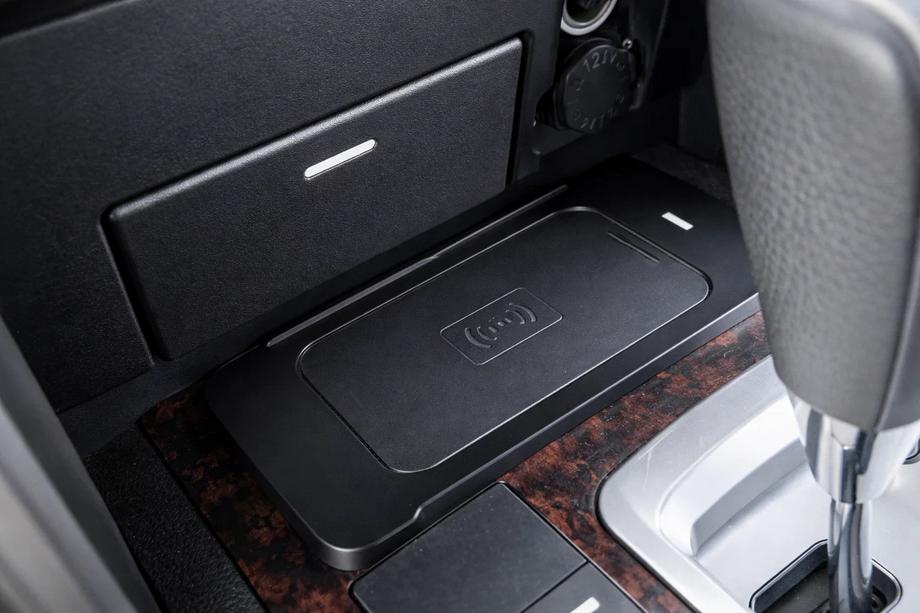 Toyota Land Cruiser 200 2007-2021 Wireless Phone Charging Kit (2007-2015) Image