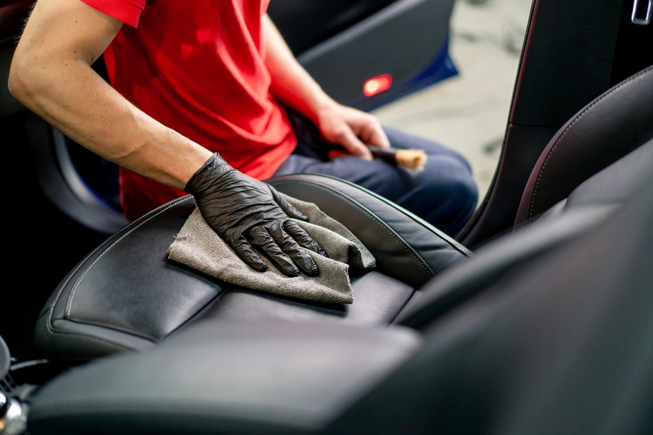 Luxury needs care: we choose products for the care of the leather interior