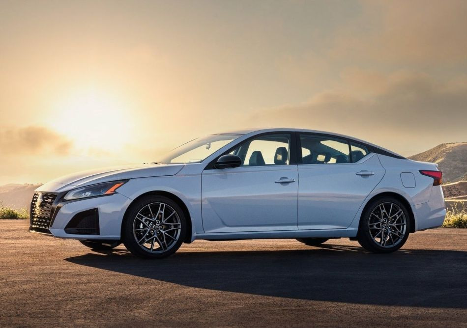 Nissan Altima: updated sedan for comfortable driving