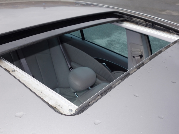 What to do if the hatch in the car is leaking?