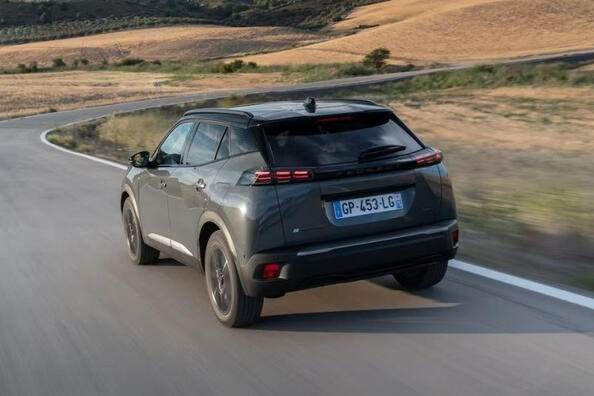 Facelift Peugeot 2008 second generation 2023 Photo 4