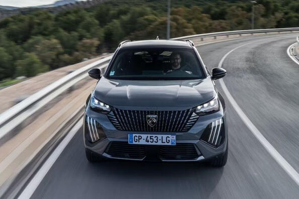 Facelift Peugeot 2008 second generation 2023 Photo 1