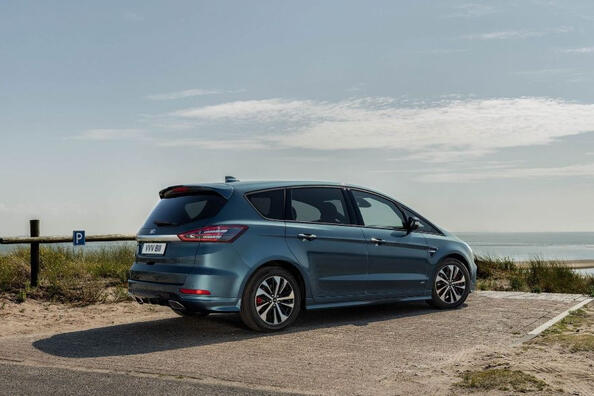 Review of restyling Ford S-Max of the second generation Photo 4