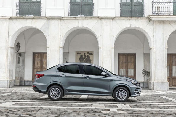 Fiat Cronos sedan review Photo 2