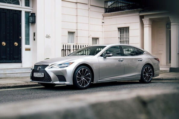 Overview of restyling of the fifth generation Lexus LS Photo 3