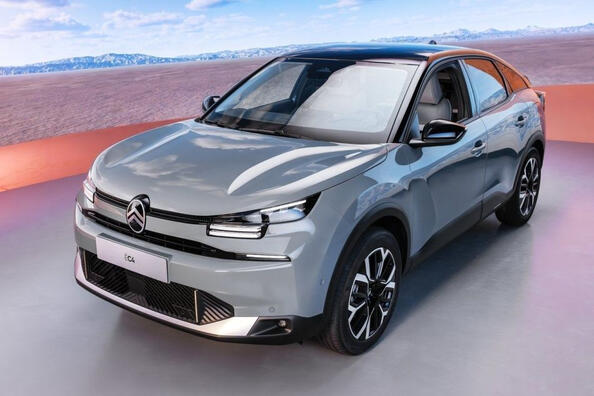 Review of electric hatchback Citroen e-C4 2024 Photo 2