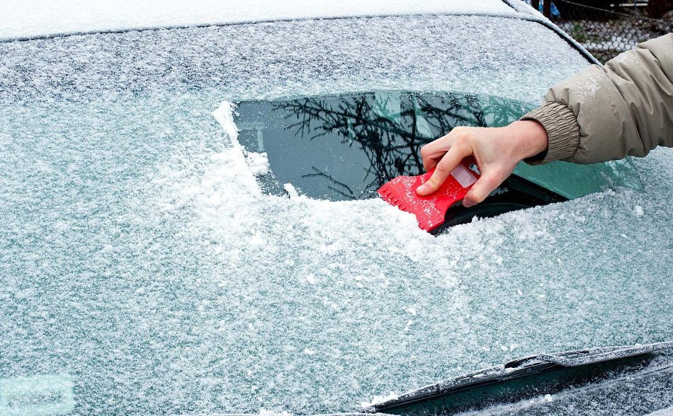 What to do if the car window is frozen?