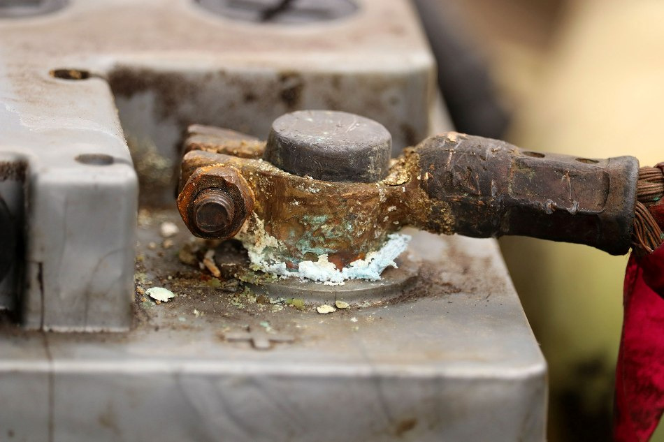 How to clean battery terminals from oxidation?