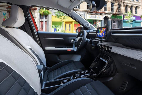 Review of the compact hatchback Citroen C3 IV incarnation Photo 5