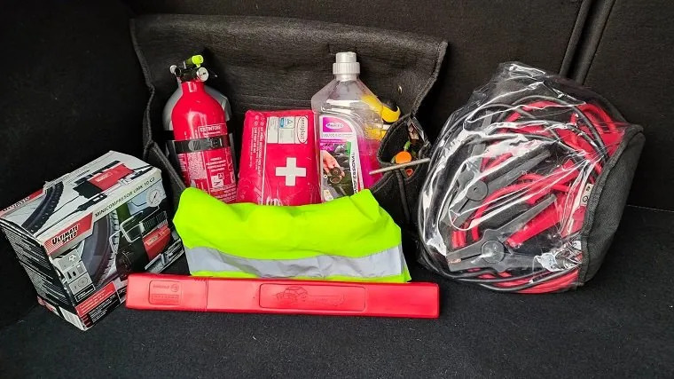 What tools should you always have in your car? Your travel kit