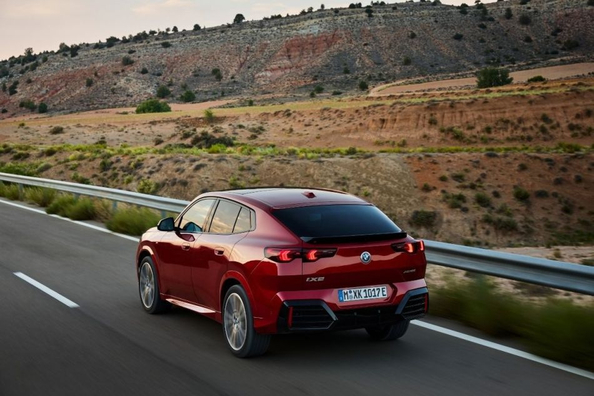 BMW iX2 (U10) Review: A New Generation Electric Crossover Photo 4