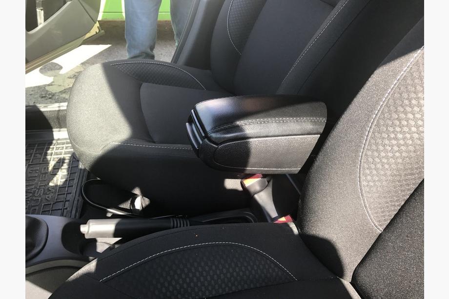 Dacia Duster 2008-2018 Armrest (into cup holder) Photo 3