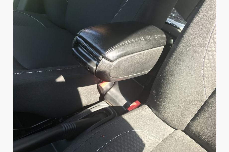 Renault Duster 2008–2017 Armrest (into cup holder) Photo 4