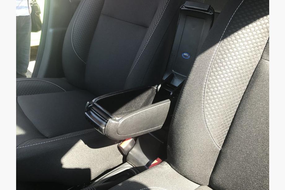 Renault Duster 2008–2017 Armrest (into cup holder) Photo 5