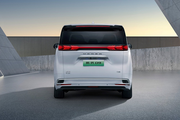 Denza D9 EV Review: A Luxury Electric Minivan Photo 3