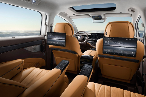 Denza D9 EV Review: A Luxury Electric Minivan Photo 7