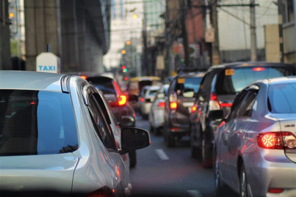 How to save fuel in traffic jams: simple tips for a city driver
