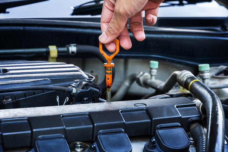 How to properly check the engine oil level?