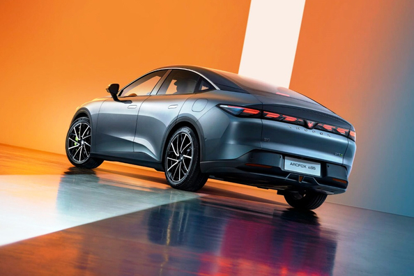 Arcfox S5 Review: Electric Sedan for Dynamic Driving Photo 4