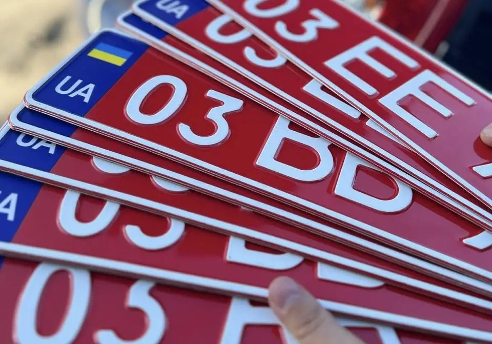 Why do cars have red plates? Explained in detail