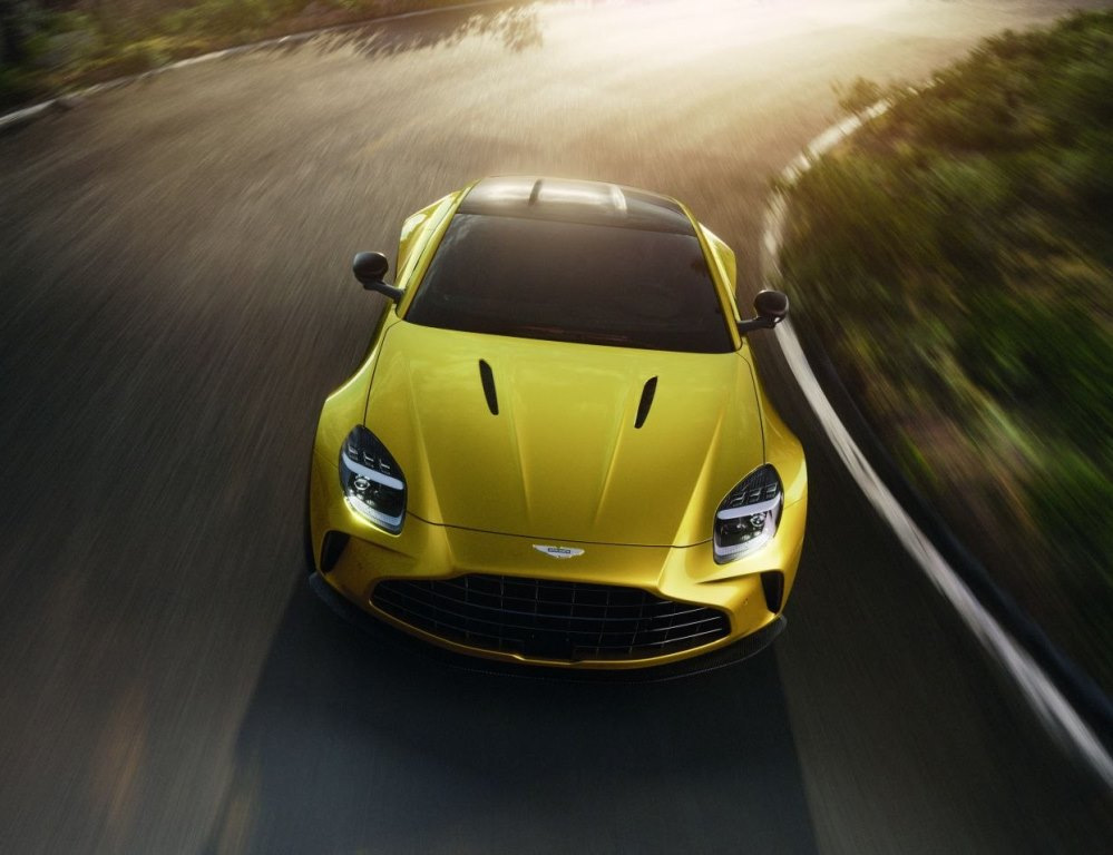 Review of the British sports car Aston Martin Vantage 2025