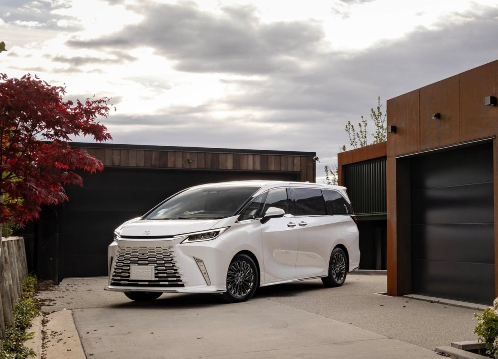 Lexus LM 500h: luxury hybrid minivan for VIP transport