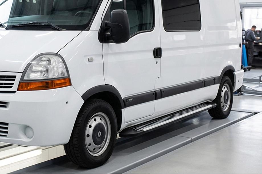 Nissan Interstar 2002-2010 Side Steps Line (2 pcs, Aluminum) Image