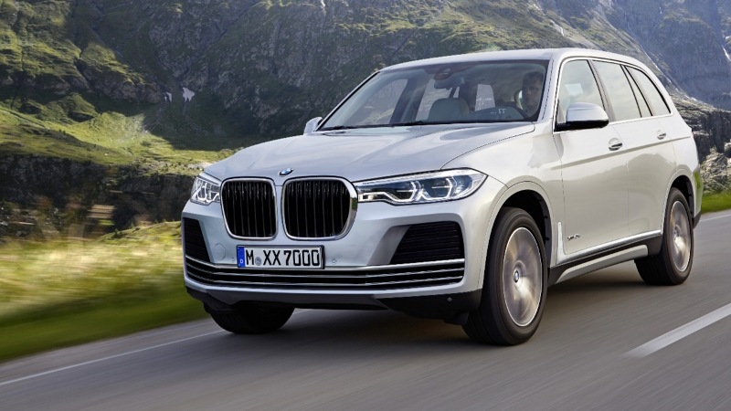 The flagship crossover BMW X7 will submit next autumn