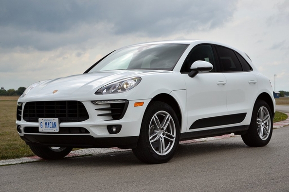 Compare the Porsche Cayenne and Porsche Macan Photo 2