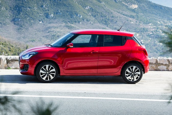An overview of hatchback Suzuki Swift Photo 3